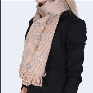 Louis Vuitton Beige and Silver Scarf